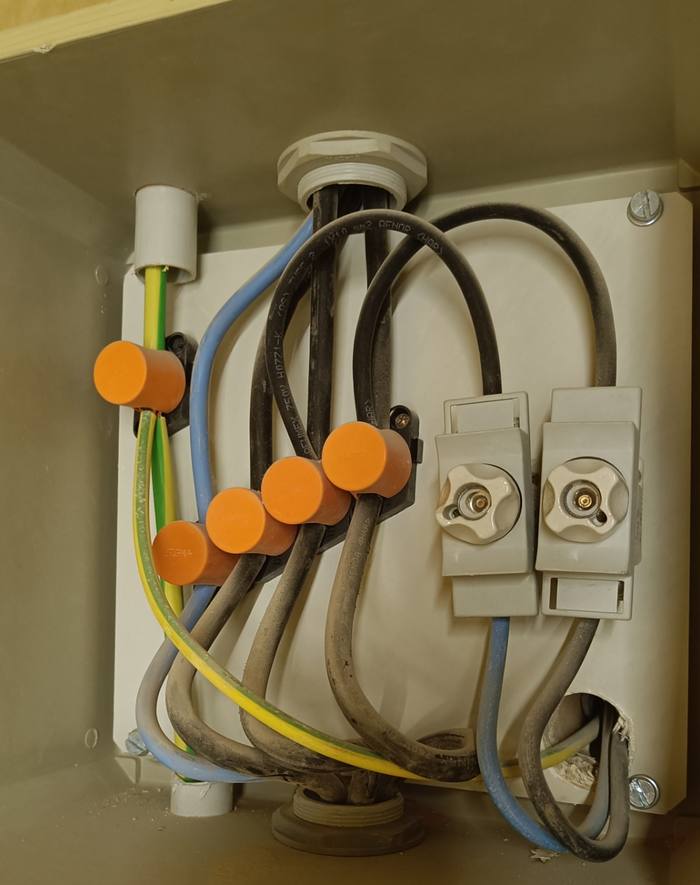 Caja de derivación con cableado ordenado y capuchones aislantes de seguridad