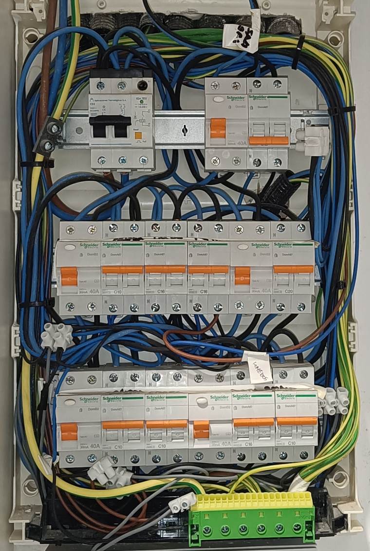 Cuadro eléctrico con magnetotérmicos y diferenciales Schneider Electric organizados por circuitos