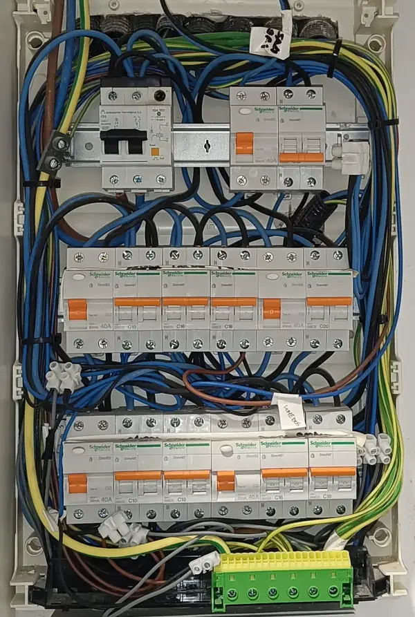 Quadre elèctric amb proteccions Schneider Electric instal·lat en una reforma a Barcelona