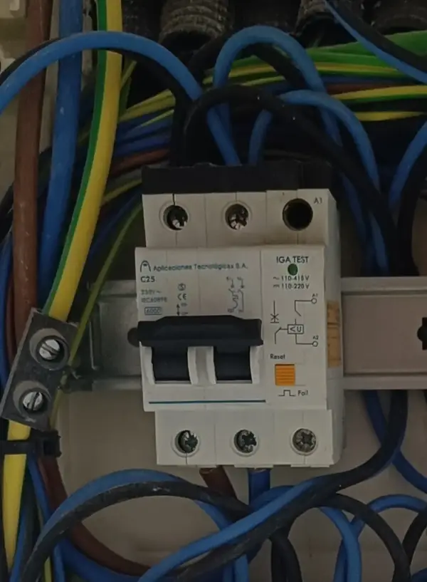 Detall d'un interruptor automàtic instal·lat en un quadre elèctric a Barcelona