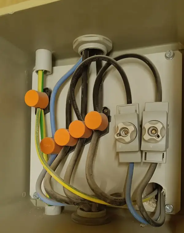 Connexions elèctriques protegides durant una instal·lació a Barcelona