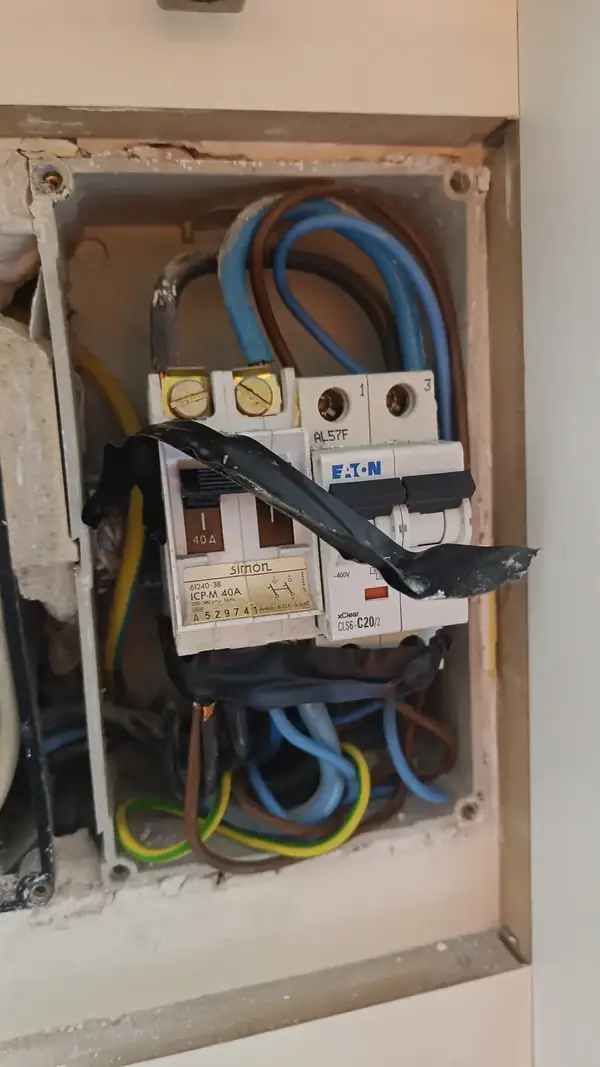 Reparació d'un quadre elèctric antic en un habitatge de Barcelona